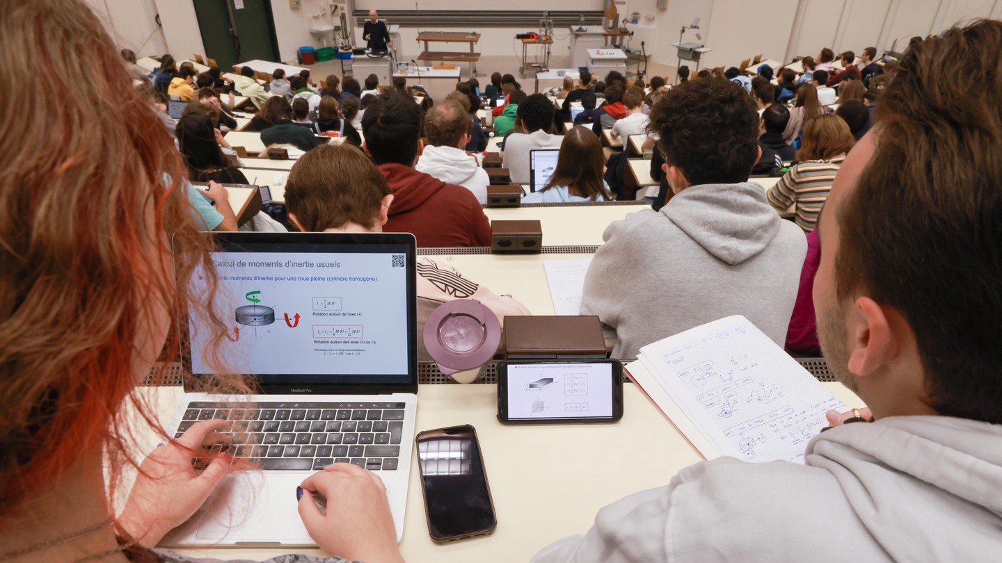 Are online teaching materials emptying out university classrooms?